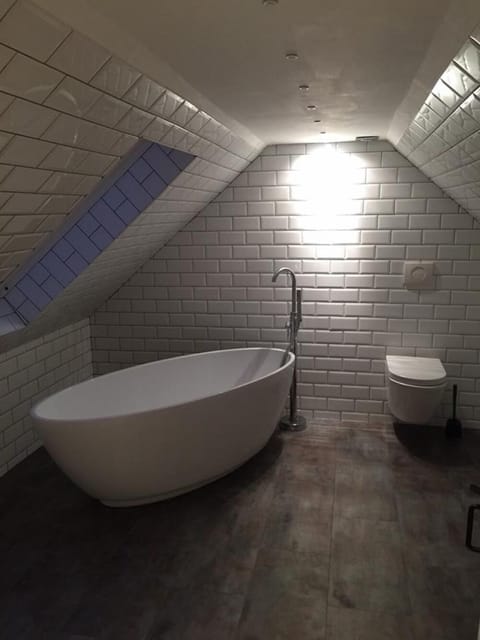 Cottage, 2 Bedrooms | Deep soaking bathtub