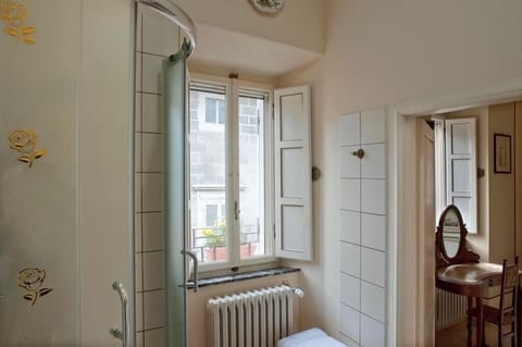 Deluxe Double Room | Bathroom | Shower, free toiletries, hair dryer, bidet