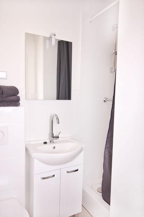 Deluxe Studio Suite | Bathroom | Hair dryer, towels