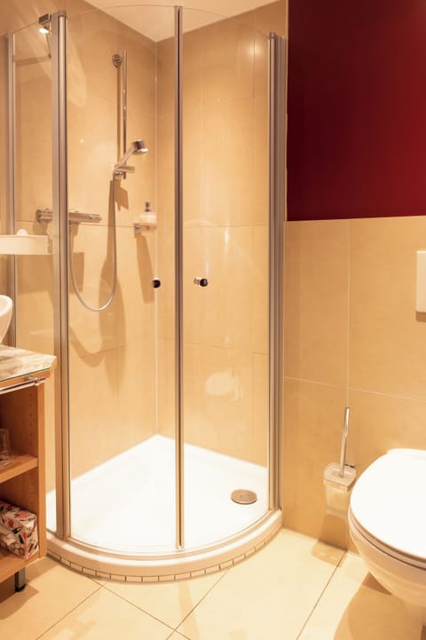 Double Room (Stadtzimmer) | Bathroom | Shower, hair dryer, towels
