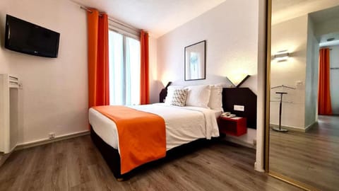 Business Double Room, 1 Queen Bed, Microwave | Premium bedding, minibar, in-room safe, laptop workspace