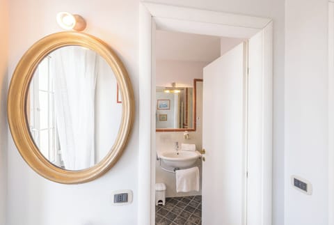 Deluxe Single Room, 1 Large Twin Bed | Bathroom | Separate tub and shower, jetted tub, free toiletries, hair dryer