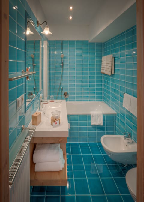 Classic Double or Twin Room | Bathroom | Combined shower/tub, free toiletries, hair dryer, bathrobes