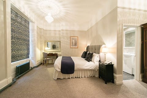 Double Room (Shelley Room) | Egyptian cotton sheets, premium bedding, soundproofing, WiFi