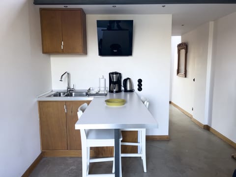 Balcony Suite 4 | Private kitchen | Fridge, stovetop, coffee/tea maker, electric kettle