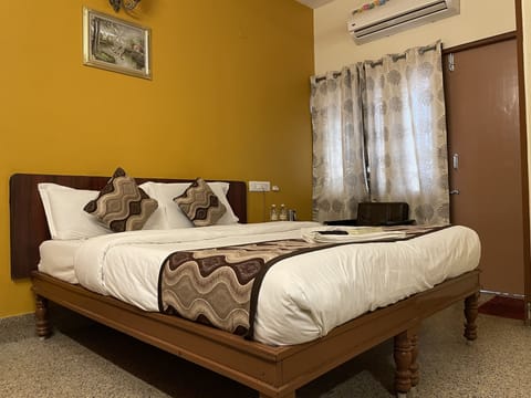 Executive Room, 1 King Bed, Non Smoking, City View | Egyptian cotton sheets, premium bedding, pillowtop beds