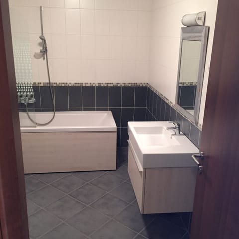 Studio Suite, Balcony | Bathroom | Combined shower/tub, free toiletries, hair dryer