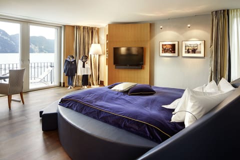 Room, 2 Bedrooms, Lake View (Residence) | Minibar, in-room safe, desk, soundproofing