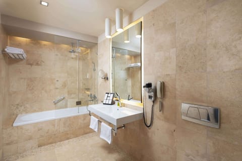 Executive Room, 1 King Bed | Bathroom | Combined shower/tub, eco-friendly toiletries, hair dryer, bathrobes