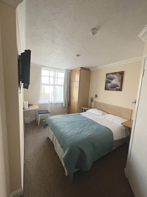 Double Room | In-room safe, desk, iron/ironing board, free WiFi