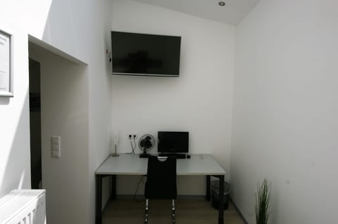 Business Single Room | Desk, soundproofing, iron/ironing board, free WiFi