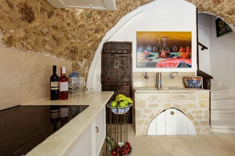 Full-size fridge, oven, stovetop, coffee/tea maker