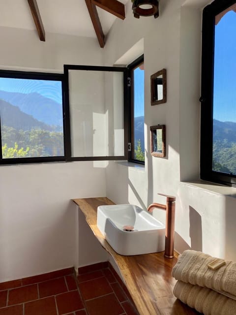 PLUMAS, Comfort Twin ( or double) Bedroom, Valley view | Bathroom | Eco-friendly toiletries, towels