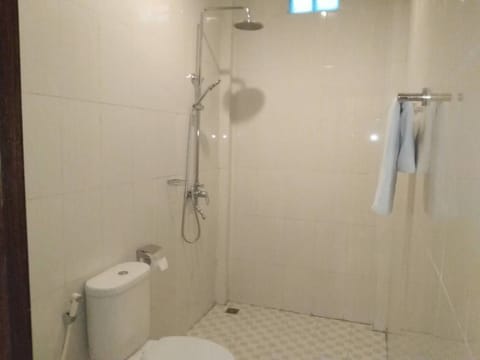 Shower, free toiletries, towels