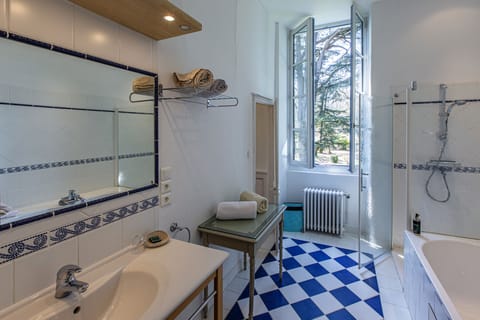 Family Suite, 2 Bedrooms (Chenonceau) | Bathroom | Shower, free toiletries, hair dryer, towels
