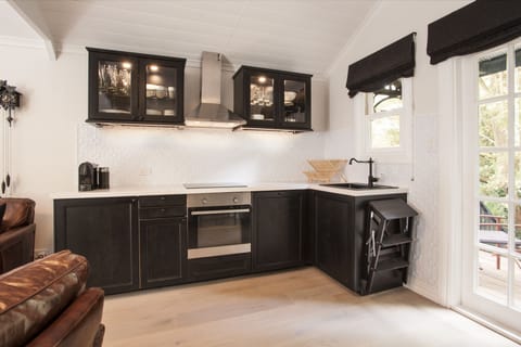 Luxury Cottage, 1 Queen Bed, Non Smoking | Private kitchen | Fridge, oven, stovetop, dishwasher