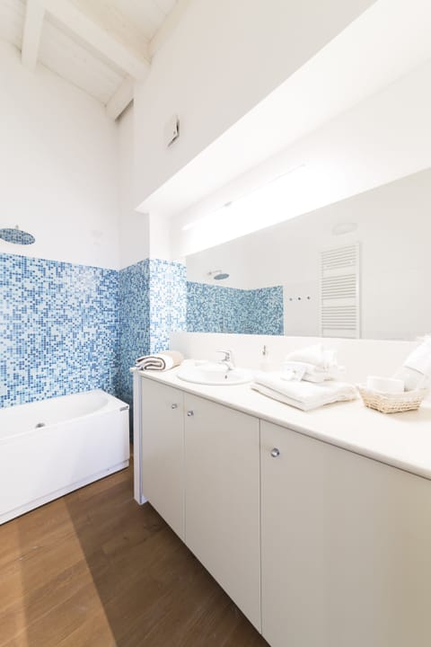 Suite, Jetted Tub | Bathroom | Shower, rainfall showerhead, free toiletries, hair dryer