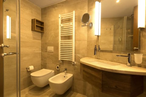 Shower, rainfall showerhead, free toiletries, hair dryer