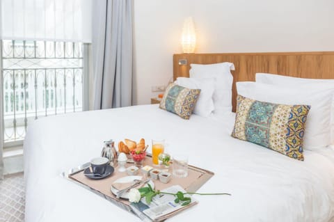 Deluxe Suite | Premium bedding, free minibar items, in-room safe, desk