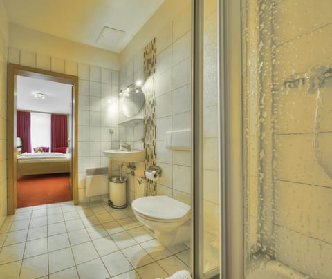 Triple Room | Bathroom | Shower, free toiletries, hair dryer, towels