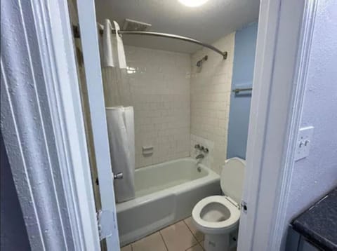 Combined shower/tub, towels