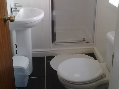 Twin Room, Ensuite | Bathroom