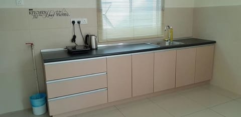 Comfort House, 5 Bedrooms, Hill View | Private kitchenette | Full-size fridge, microwave, stovetop, electric kettle