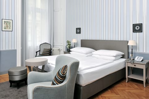 Comfort Double or Twin Room | In-room safe, desk, free WiFi, bed sheets