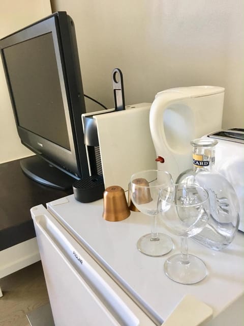 Shared fridge, microwave, oven, coffee/tea maker