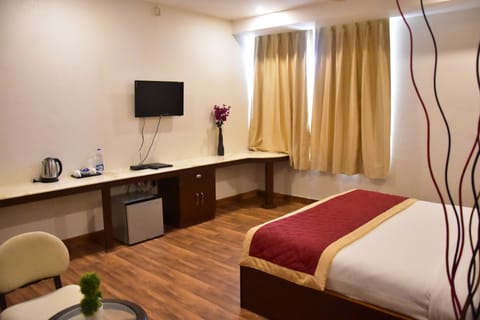 Executive Single Room, Non Smoking | 1 bedroom, blackout drapes, soundproofing, iron/ironing board