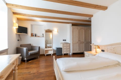 Economy Room | Minibar, in-room safe, desk, free WiFi