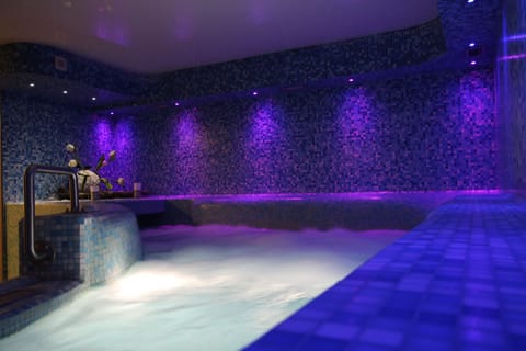Indoor spa tub
