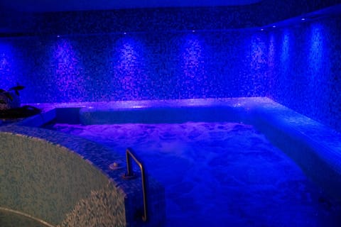 Sauna, spa tub, steam room