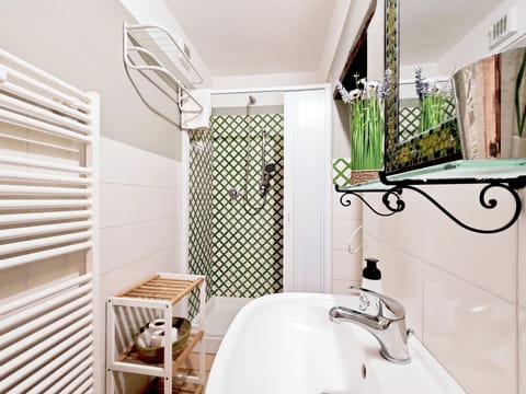 Triple Room | Bathroom | Shower, bidet, towels