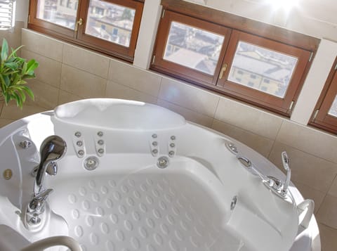 Elegant Room Single Use | Bathroom | Combined shower/tub, jetted tub, rainfall showerhead, free toiletries