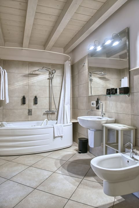 Superior Studio Suite | Bathroom | Combined shower/tub, jetted tub, rainfall showerhead, free toiletries