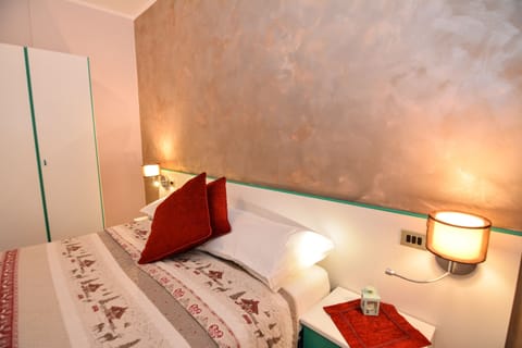 Egyptian cotton sheets, in-room safe, desk, blackout drapes