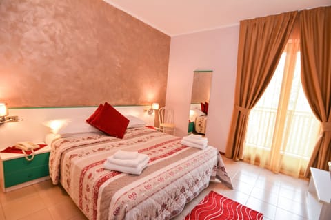 Egyptian cotton sheets, in-room safe, desk, blackout drapes