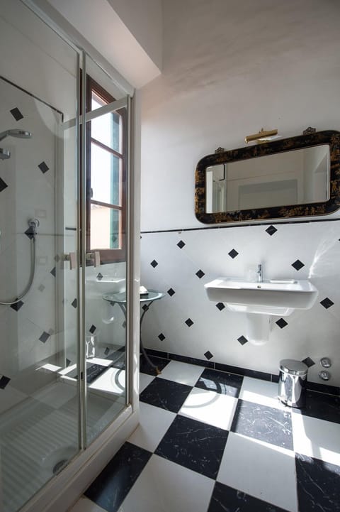 Junior Suite | Bathroom | Shower, free toiletries, hair dryer, slippers