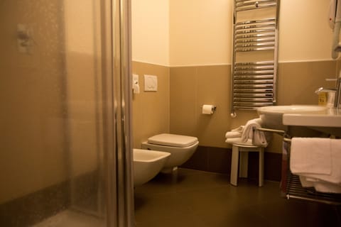 Triple Room | Bathroom | Shower, free toiletries, hair dryer, bidet