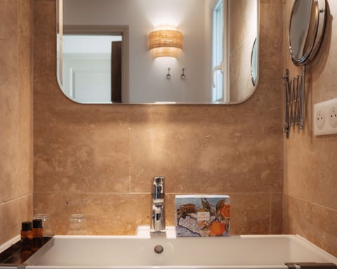 Apartment, 1 Bedroom | Bathroom | Free toiletries, hair dryer, towels