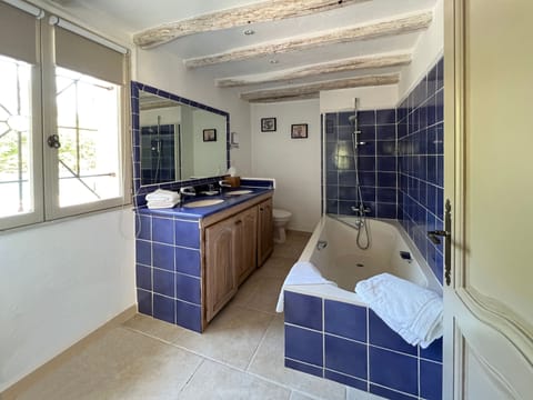 Deluxe Family Room | Bathroom | Free toiletries, hair dryer, towels