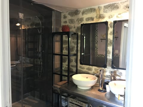Family Room | Bathroom | Shower, free toiletries, hair dryer, towels