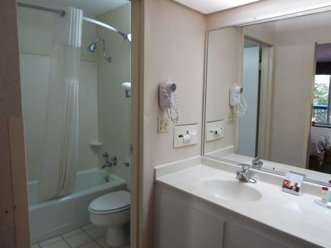 Combined shower/tub, free toiletries, hair dryer, towels