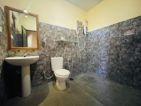 Standard Double Room | Bathroom | Shower, free toiletries, towels