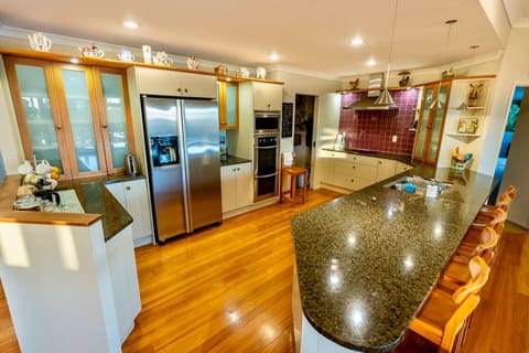 Exclusive House, 3 Bedrooms, Hot Tub, Garden View | Private kitchen | Full-size fridge, microwave, oven, stovetop