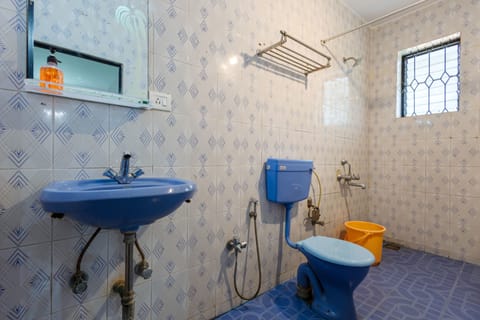 Standard Double Room, Private Bathroom | Bathroom | Shower, rainfall showerhead, free toiletries, towels