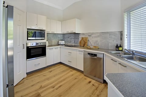 Townhome, 2 Bedrooms | Private kitchen | Full-size fridge, microwave, oven, stovetop