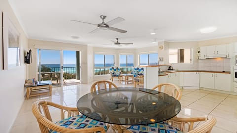 Apartment, 2 Bedrooms, Beach View | In-room dining