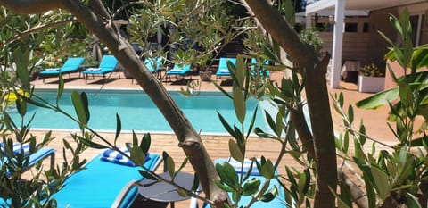 Seasonal outdoor pool, pool umbrellas, sun loungers